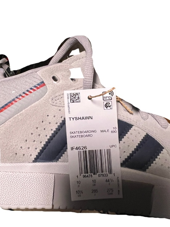 Athletic_Shoes